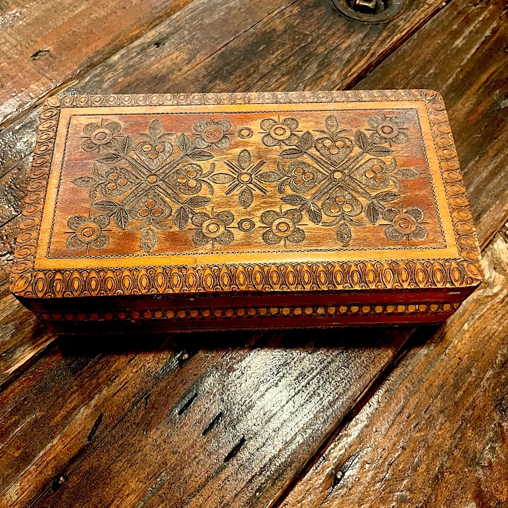 Antique Jewelry Box in Rosewood with flower etching. 1930-1940 Era